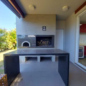 Casa com 210m², 3 dormitórios, 3 suítes, 2 vagas no Ocean Side em Torres para Comprar