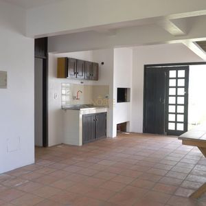 Casa com 260m², 5 dormitórios, 1 suíte, 2 vagas no bairro Praia Grande em Torres para Comprar