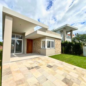 Casa de Condomínio com 180m², 4 dormitórios, 4 suítes, 2 vagas no Condomínio Ilhas Park em Torres para Comprar