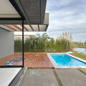 Casa de Condomínio com 228m², 3 dormitórios, 3 suítes, 2 vagas no Reserva das Águas em Torres para Comprar