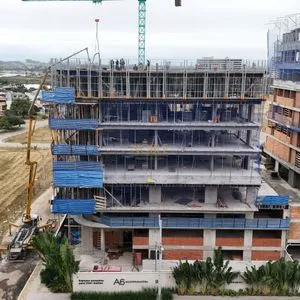 Apartamento com 85m², 2 dormitórios, 2 suítes, 2 vagas no Atlantico em Torres para Comprar