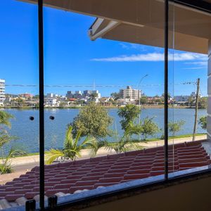 Casa com 300m², 3 dormitórios, 3 suítes, 4 vagas no bairro Centro em Torres para Comprar