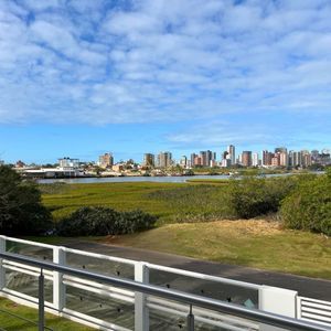 Casa com 600m², 4 dormitórios, 1 suíte, 4 vagas no bairro Igra Norte em Torres para Comprar