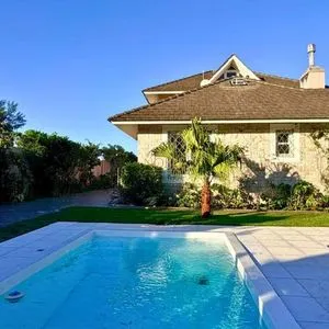 Casa com 243m², 4 dormitórios, 1 suíte, 2 vagas no bairro Stan em Torres para Comprar