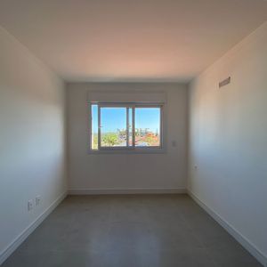 Apartamento com 88m², 2 dormitórios, 1 suíte, 2 vagas no Residencial Acrópole em Torres para Comprar