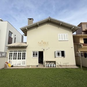 Casa com 252m², 5 dormitórios, 1 suíte, 2 vagas no bairro Centro em Torres para Comprar