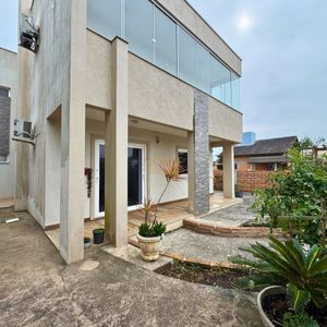 Casa com 180m², 3 dormitórios, 2 suítes, 2 vagas no bairro Caravelle em Passo de Torres para Comprar