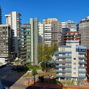 Apartamento com 131m², 3 dormitórios, 1 suíte, 2 vagas no Torre do Sol em Torres para Comprar