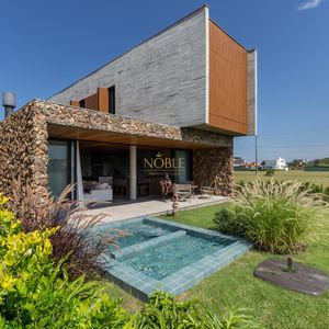 Casa com 244m², 4 dormitórios, 4 suítes, 2 vagas no Condomínio Ilhas Park em Torres para Comprar