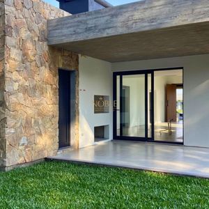 Casa com 201m², 3 dormitórios, 3 suítes, 2 vagas no Reserva das Águas em Torres para Comprar