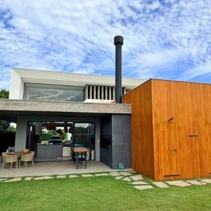 Casa, 3 dormitórios, 3 suítes, 2 vagas no Ocean Side em Torres para Comprar