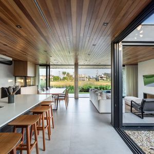 Casa de Condomínio com 244m², 4 dormitórios, 4 suítes, 2 vagas no Condomínio Ilhas Park em Torres para Comprar