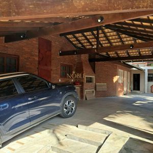 Sobrado com 330m², 3 dormitórios, 1 suíte, 5 vagas no bairro Centenário em Torres para Comprar