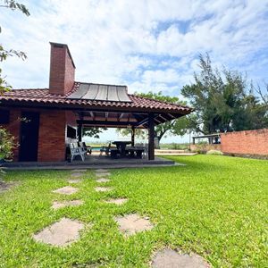 Casa com 220m², 4 dormitórios, 4 suítes, 2 vagas no bairro Igra Norte em Torres para Comprar