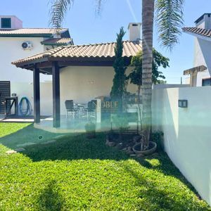 Casa com 240m², 4 dormitórios, 2 suítes, 2 vagas no bairro Praia Paraíso em Torres para Comprar