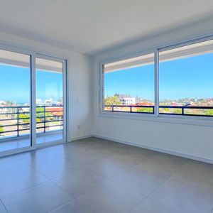 Apartamento com 84m², 2 dormitórios, 1 suíte, 2 vagas no Ilha de Creta em Torres para Comprar