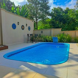 Sobrado com 330m², 3 dormitórios, 1 suíte, 5 vagas no bairro Centenário em Torres para Comprar