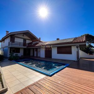 Casa com 338m², 4 dormitórios, 2 suítes, 3 vagas no bairro Centro em Passo de Torres para Comprar