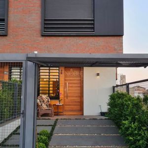 Sobrado com 93m², 2 dormitórios, 2 suítes, 1 vaga no bairro Morada das Palmeiras em Torres para Comprar