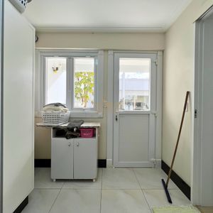 Casa com 600m², 4 dormitórios, 1 suíte, 4 vagas no bairro Igra Norte em Torres para Comprar