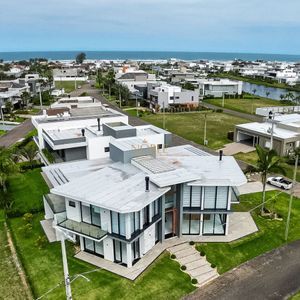 Casa de Condomínio com 591m², 5 dormitórios, 5 suítes, 2 vagas no Ocean Side em Torres para Comprar