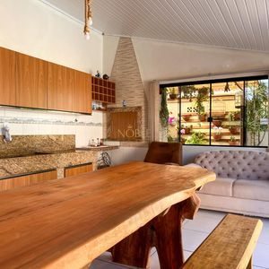 Casa com 300m², 3 dormitórios, 3 suítes, 4 vagas no bairro Centro em Torres para Comprar