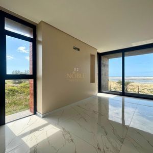 Casa com 272m², 3 dormitórios, 3 suítes, 4 vagas no bairro Itapeva em Torres para Comprar