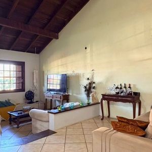 Casa, 6 dormitórios, 1 suíte, 4 vagas no bairro Stan em Torres para Comprar