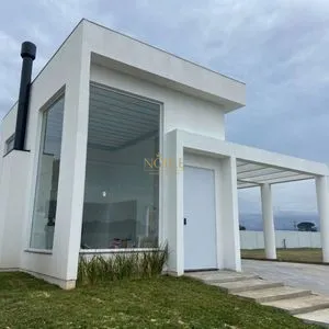 Casa com 161m², 3 dormitórios, 3 suítes, 2 vagas no Lake Cond. Resort em Torres para Comprar