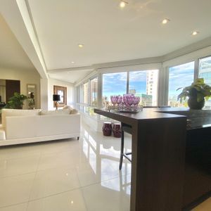 Apartamento com 249m², 4 dormitórios, 4 suítes, 3 vagas no Graziela em Torres para Comprar