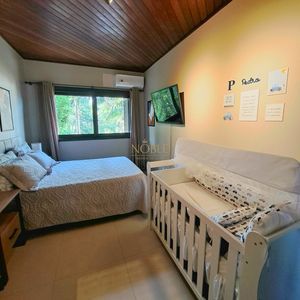 Sobrado com 330m², 3 dormitórios, 1 suíte, 5 vagas no bairro Centenário em Torres para Comprar