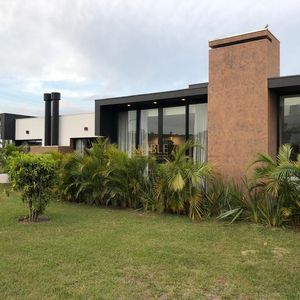 Casa de Condomínio com 275m², 3 dormitórios, 3 suítes, 2 vagas no Ocean Side em Torres para Comprar