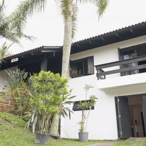 Casa com 260m², 5 dormitórios, 1 suíte, 2 vagas no bairro Praia Grande em Torres para Comprar