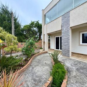 Casa com 180m², 3 dormitórios, 2 suítes, 2 vagas no bairro Caravelle em Passo de Torres para Comprar