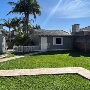Sobrado com 290m², 4 dormitórios, 1 suíte, 2 vagas no bairro Igra Norte em Torres para Comprar