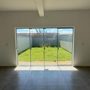Sobrado com 148m², 3 dormitórios, 1 suíte, 2 vagas no bairro Tapera em Passo de Torres para Comprar