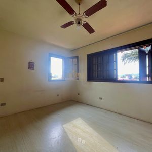 Casa, 6 dormitórios, 1 suíte, 4 vagas no bairro Stan em Torres para Comprar