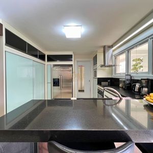 Casa com 600m², 4 dormitórios, 1 suíte, 4 vagas no bairro Igra Norte em Torres para Comprar