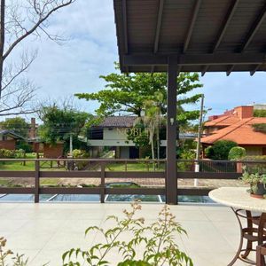 Casa com 518m², 5 dormitórios, 2 suítes, 2 vagas no bairro Praia Grande em Torres para Comprar