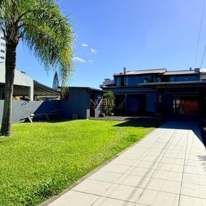 Casa com 228m², 3 dormitórios, 1 suíte, 2 vagas no bairro Stan em Torres para Comprar