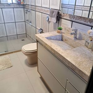 Sobrado com 330m², 3 dormitórios, 1 suíte, 5 vagas no bairro Centenário em Torres para Comprar