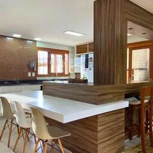 Casa com 272m², 4 dormitórios, 1 suíte, 3 vagas no bairro Igra Norte em Torres para Comprar