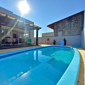 Sobrado com 350m², 4 dormitórios, 4 suítes, 2 vagas no bairro Centenário em Torres para Comprar