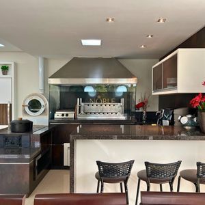 Casa com 600m², 4 dormitórios, 1 suíte, 4 vagas no bairro Igra Norte em Torres para Comprar