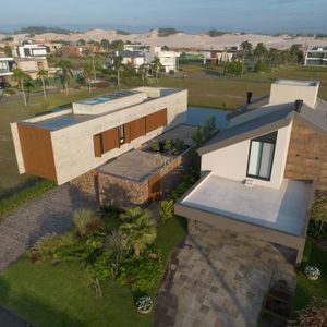 Casa de Condomínio com 244m², 4 dormitórios, 4 suítes, 2 vagas no Condomínio Ilhas Park em Torres para Comprar