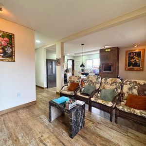 Casa com 180m², 3 dormitórios, 2 suítes, 2 vagas no bairro Caravelle em Passo de Torres para Comprar