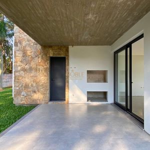Casa com 201m², 3 dormitórios, 3 suítes, 2 vagas no Reserva das Águas em Torres para Comprar