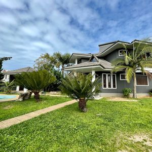 Casa com 180m², 4 dormitórios, 4 suítes, 2 vagas no bairro Praia da Cal em Torres para Comprar