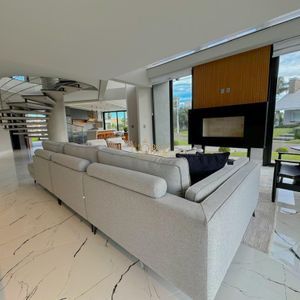 Casa de Condomínio com 591m², 5 dormitórios, 5 suítes, 2 vagas no Ocean Side em Torres para Comprar