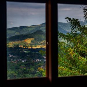 Casa com 1800m², 4 dormitórios, 3 vagas no bairro Centro em Praia Grande para Comprar